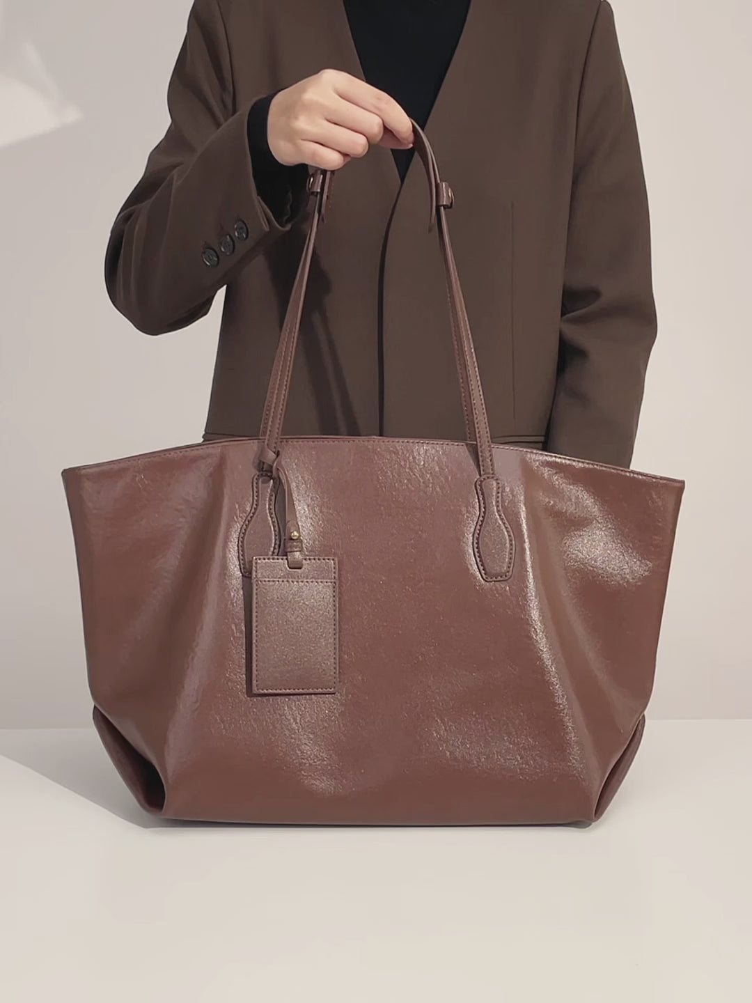 Aubrine Edwige Shopper, video