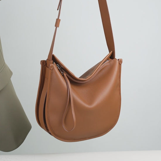 Aubrine Nathalie Tote, video