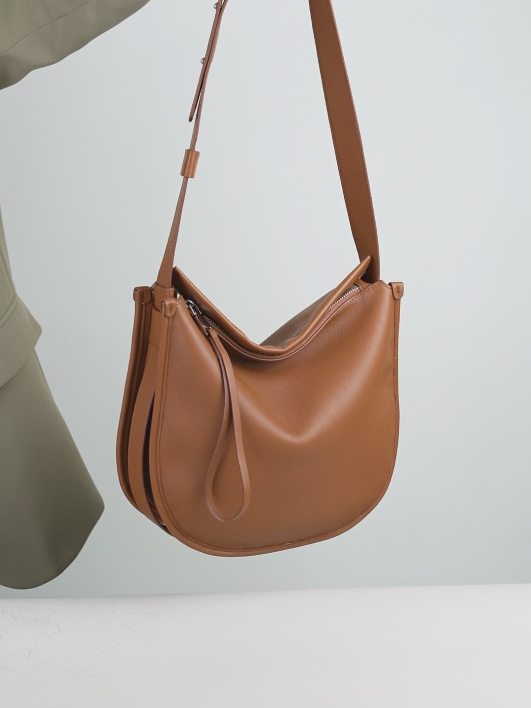 Aubrine Nathalie Tote, video