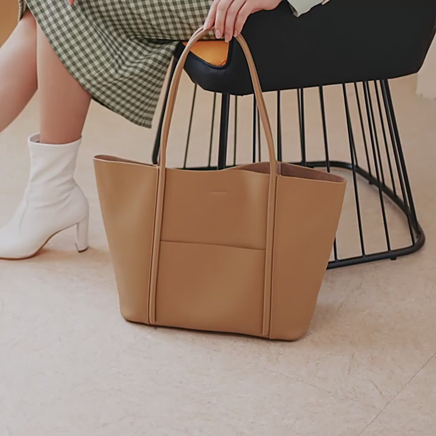 Aubrine Jeanne Shopper, video