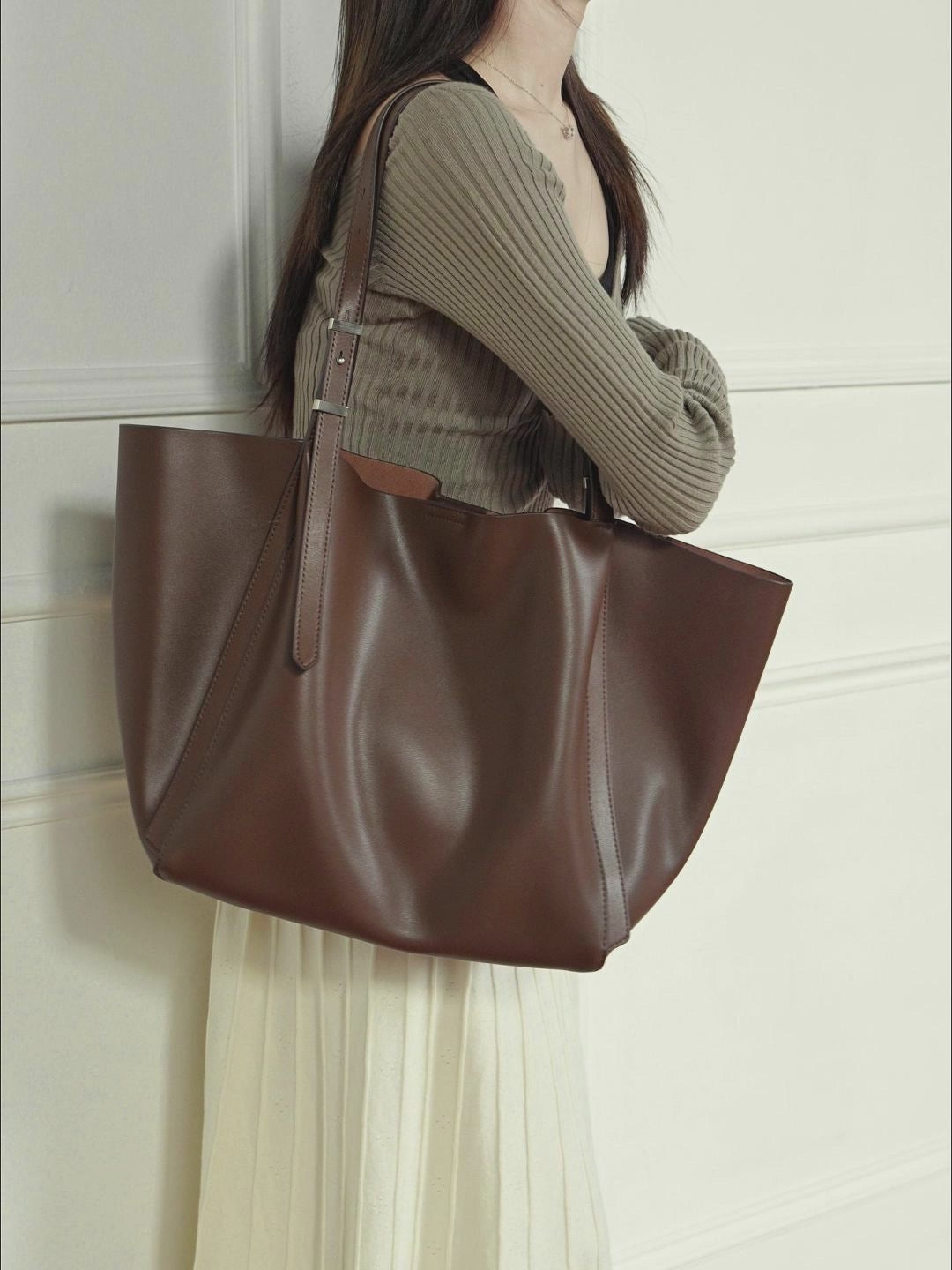 Aubrine Clarisse Tote, video